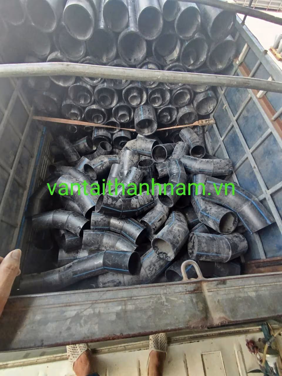 xe tải 8 tấn vận chuyển hàng ống tận chân công trình